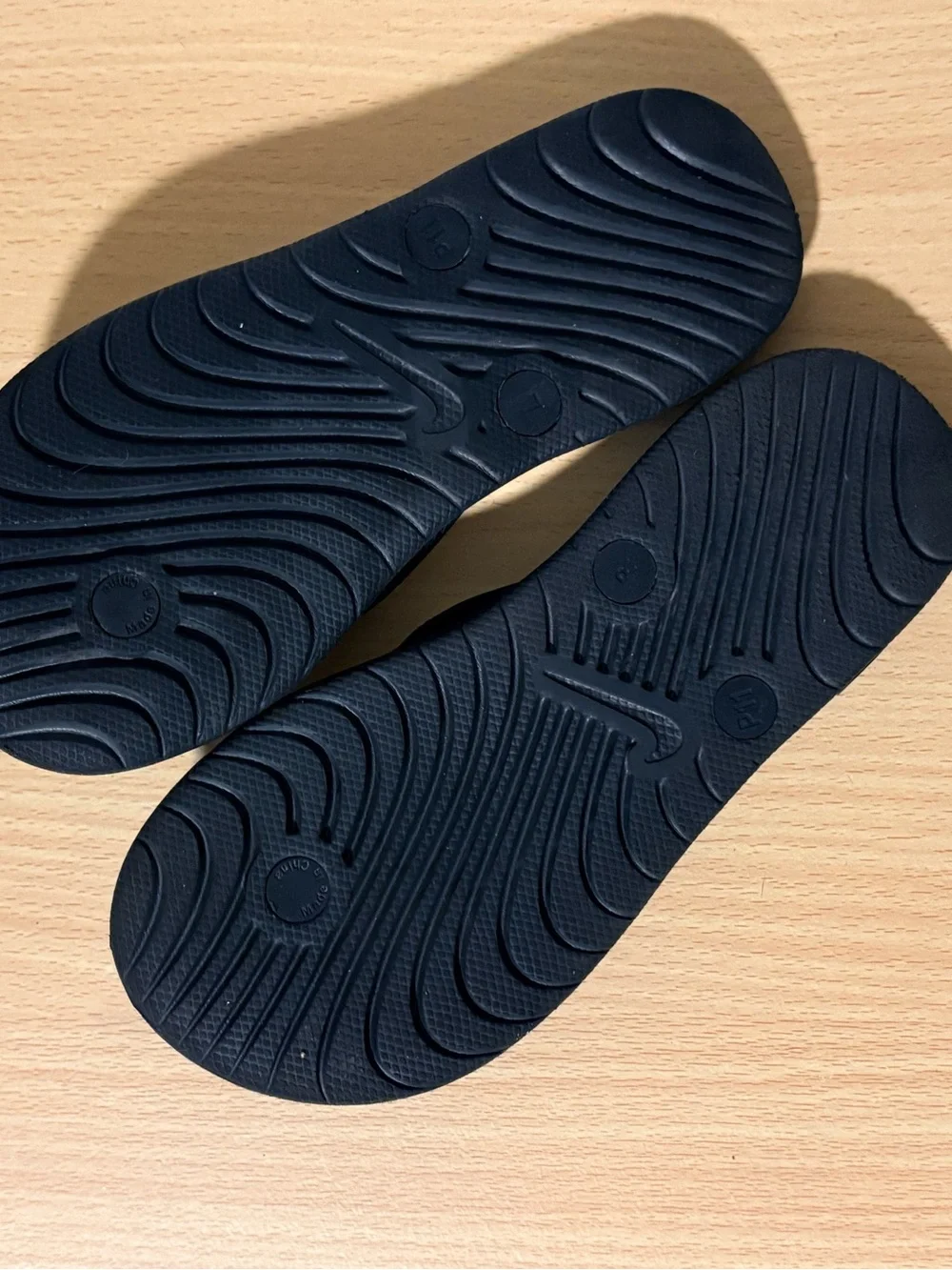 Nike Kids Black Flip Flops SOLAY Thong Sandals EUC White Spellout Kids Size P11